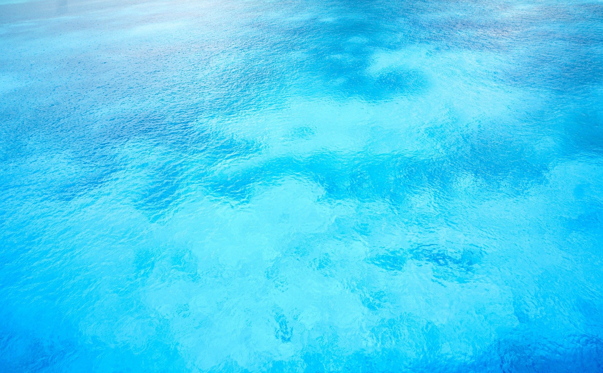 綺麗な青い水面の画像